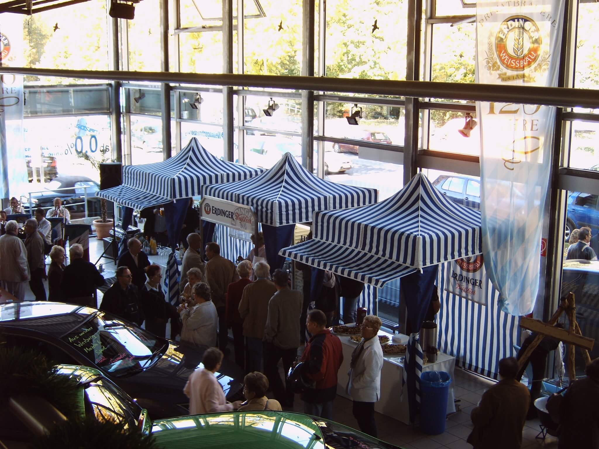 Faltzelt Verkauf Dach in blau-weiss p20