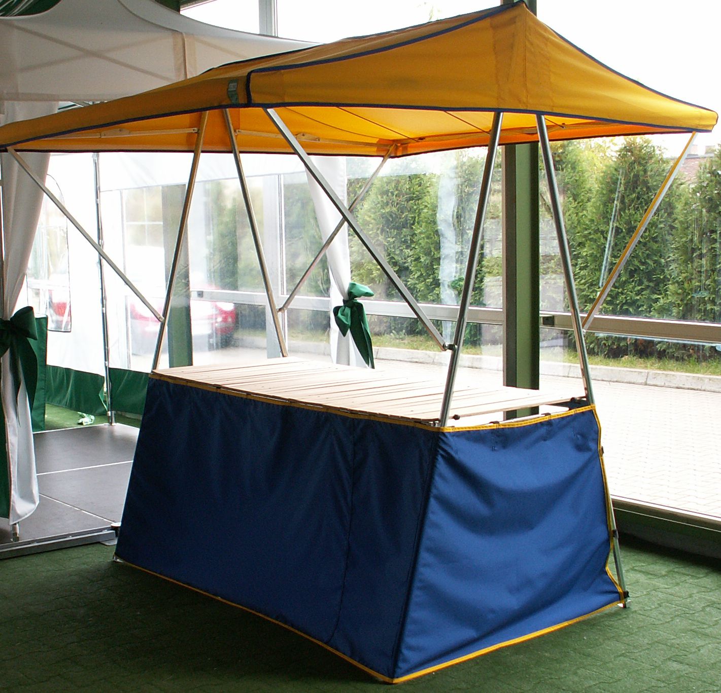 Marktstand Verkauf Dach in Gelb Verkleidung in Blau